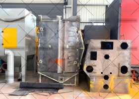 376吊鉤式拋丸機(jī)生產(chǎn)廠家拋丸機(jī)主機(jī)制作中，準(zhǔn)備噴漆